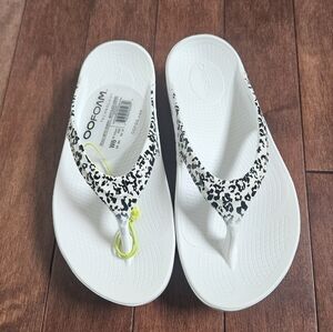 Oofos White and Black Flip Flops